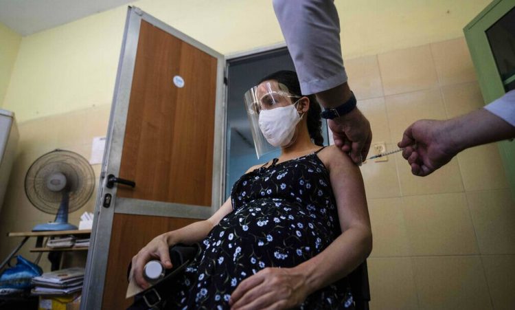 CDC: Τα εμβόλια κατά του κορονοϊού είναι ασφαλή για τις εγκύους – Δεν αυξάνουν τον κίνδυνο αποβολής