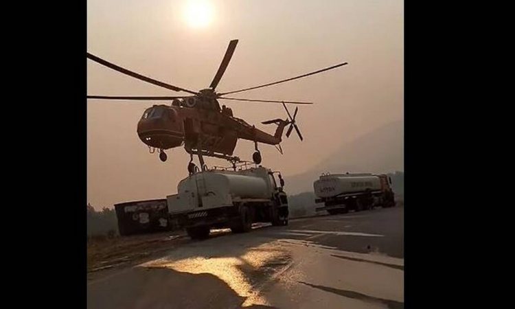 Εντυπωσιακό βίντεο: Ελικόπτερο ανεφοδιάζεται από βυτιοφόρο στα Βίλια