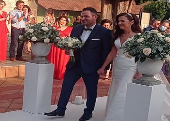 Τα σκαλιά της εκκλησίας ανέβηκαν ο Γιάννης-Δημήτρης Τσιουνάρας και η Λεμονιά Μπούγλα