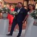 Τα σκαλιά της εκκλησίας ανέβηκαν ο Γιάννης-Δημήτρης Τσιουνάρας και η Λεμονιά Μπούγλα