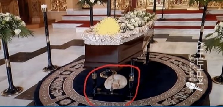 Το γατάκι που συγκλονίζει στο Ηράκλειο – Πάει στις κηδείες και παρηγορεί τους συγγενείς