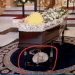 Το γατάκι που συγκλονίζει στο Ηράκλειο – Πάει στις κηδείες και παρηγορεί τους συγγενείς