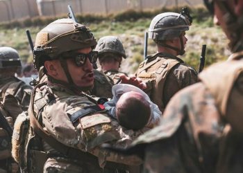 Αφγανιστάν: Συγκινεί ο θρήνος της μητέρας 2χρονης που ποδοπατήθηκε – «Δεν κατάφερα να τη σώσω»