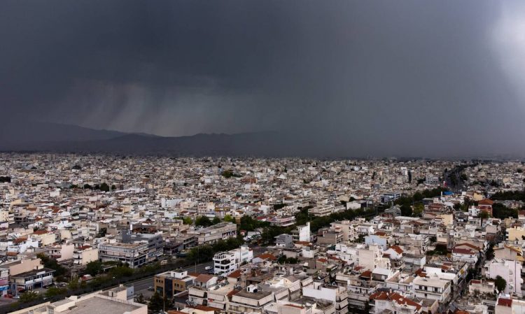 Καιρός: Βροχές και καταιγίδες την Παρασκευή – Σε ποιες περιοχές θα «χτυπήσει» η κακοκαιρία
