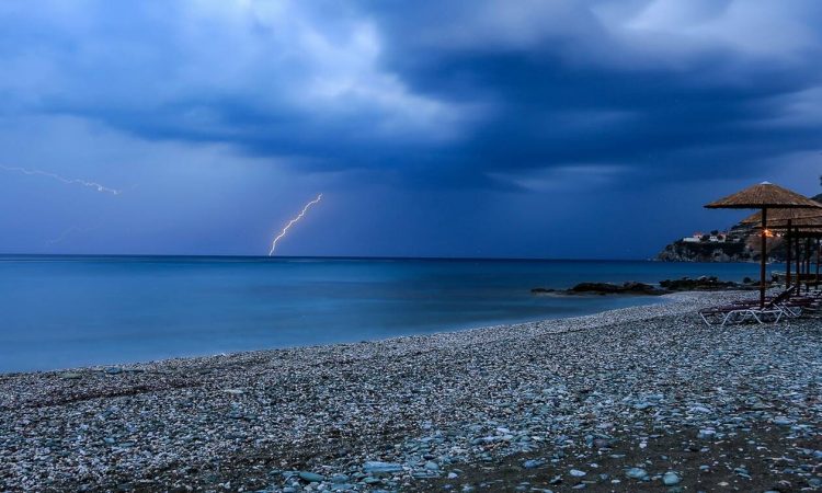 Καιρός τώρα: Με βροχές, καταιγίδες και πτώση της θερμοκρασίας η Πέμπτη – Προσοχή στους κεραυνούς