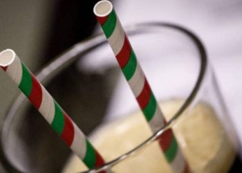 Χάρτινα καλαμάκια: Μήπως δεν είναι τόσο καλά όσο νομίζουμε;