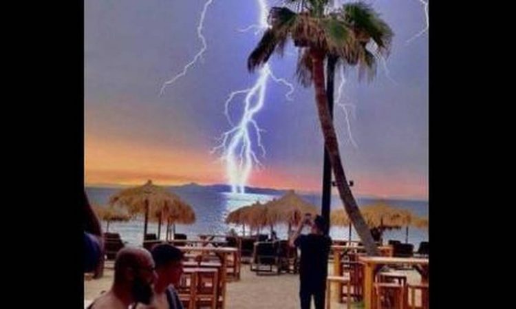 Βροχή στην Αθήνα: Η στιγμή που κεραυνός «χτυπά» στη θάλασσα