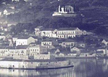 Το «Αλκατράζ» του Ιονίου: Ένα νησάκι – φυλακή που έγινε πράσινο στολίδι στο λιμάνι της Ιθάκης