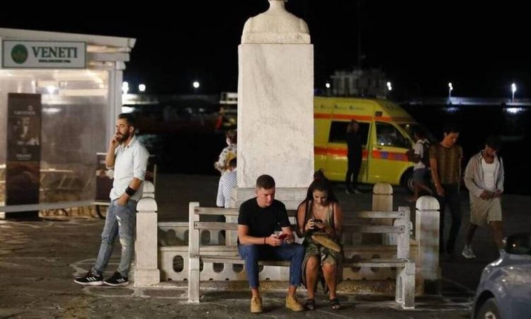 Κορονοϊός: Τα έξι «κόκκινα» νησιά που… φλερτάρουν με το lockdown