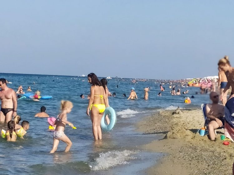 Με μπάνια αποχαιρέτησαν το καλοκαίρι πολλοί Τρικαλινοί-Το αδιαχώρητο στις κοντινές παραλίες