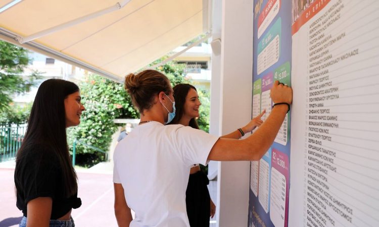 Βάσεις 2021: Πολλοί απόφοιτοι Λυκείου επιλέγουν εξετάσεις ξανά του χρόνου