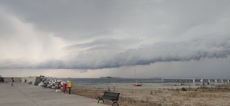 Εντυπωσιακό shelf cloud στην Σκόπελο! (φώτο)