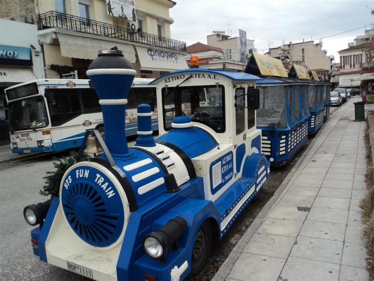 Το τρενάκι του Αστικού ΚΤΕΛ στην Πύλη