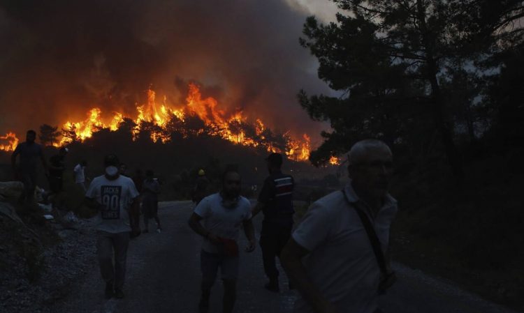 Καίγεται η νότια Ευρώπη: Οι χώρες που μετρούν τις πληγές τους – Νεκροί, καταστροφές και στάχτη