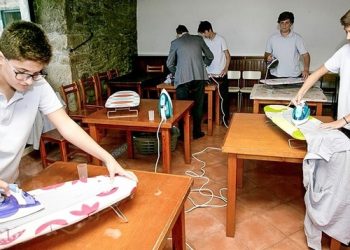 Ισπανικό σχολείο οργάνωσε μαθήματα οικοκυρικών μόνο για αγόρια ώστε να σπάσει τα στερεότυπα – ΒΙΝΤΕΟ