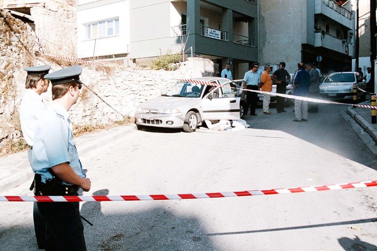 Η 19χρονη που δολοφόνησε τον πατέρα της για να το σκάσει με τον παππού της
