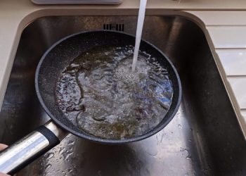 Πώς να πετάς το λίπος από το τηγάνι και το ταψί χωρίς να το ρίχνεις στον νεροχύτη
