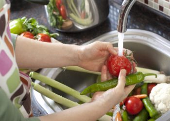 Μην κάνετε ποτέ αυτό πριν πλύνετε φρούτα και λαχανικά: Τι προειδοποιεί το CDC
