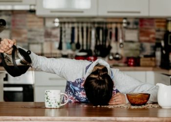 Το παράδοξο του καφέ: Πότε προκαλεί κόπωση, ατονία και νύστα
