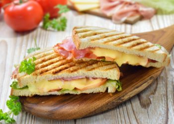 Πόσες θερμίδες (νομίζετε ότι) έχει ένα τοστ; Αγαπημένο σνακ αλλά…