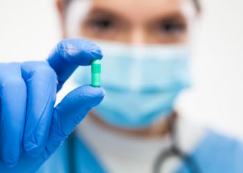 Με αυτήν τη βιταμίνη δεν θα αρρωστήσετε σοβαρά από την COVID-19: Νέες ενδείξεις από έρευνα