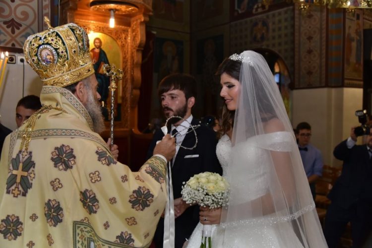 Ο διαφορετικός γάμος, εντός της Θείας Λειτουργίας, δύο νέων στο Μουζάκι (φωτ.)