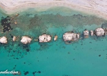 Αρτολίθια: Η Γαλαζοπράσινη Παραλία Της Ηπείρου Με Τους Φυσικούς Κυματοθραύστες![Βίντεο]