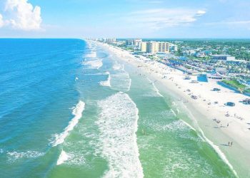 Η New Smyrna beach είναι μία παραθαλάσσια πόλη στην πολιτεία Φλόριντα των ΗΠΑ και ονομάζεται ακριβώς έτσι : Νέα Σμύρνη