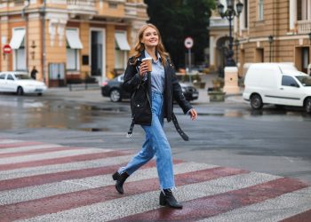 5 φθινοπωρινά looks με τζιν παντελόνι για γυναίκες άνω των 50