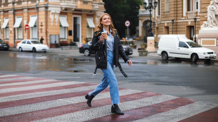 5 φθινοπωρινά looks με τζιν παντελόνι για γυναίκες άνω των 50