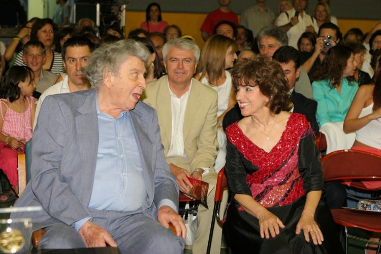 ΨΗΦΙΣΜΑ ΤΟΥ ΣΩΜΑΤΕΙΟΥ ΤΗΣ «ΧΟΡΩΔΙΑΣ ΤΡΙΚΑΛΩΝ» ΣΤΗ ΜΝΗΜΗ ΤΟΥ ΜΙΚΗ ΘΕΟΔΩΡΑΚΗ