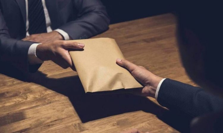 Δωροδοκήσατε; Πώς θα γλιτώσετε την τιμωρία με το νέο Ποινικό Κώδικα