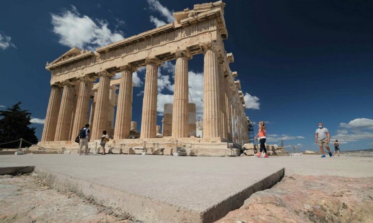 Συνεχίζονται οι αιτήσεις για την εισαγωγή στις Σχολές Ξεναγών του υπουργείου Τουρισμού