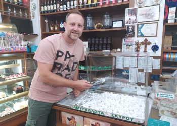 Γεύσεις των διακοπών… Τα υπέροχα αμυγδαλωτά της Σκύρου