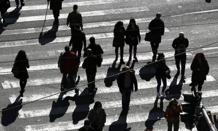 Διπλή αύξηση το 2022 για τους μισθωτούς του ιδιωτικού τομέα
