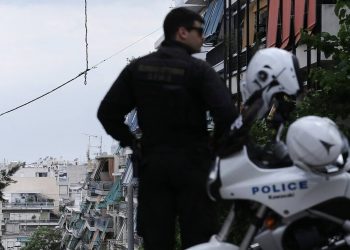 Βόλος: Έριξε… κουτουλιά σε αστυνομικό – Ο καβγάς με την πρώην σύζυγο και η σύλληψη