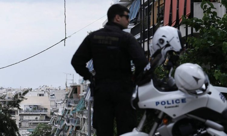 Βόλος: Έριξε… κουτουλιά σε αστυνομικό – Ο καβγάς με την πρώην σύζυγο και η σύλληψη