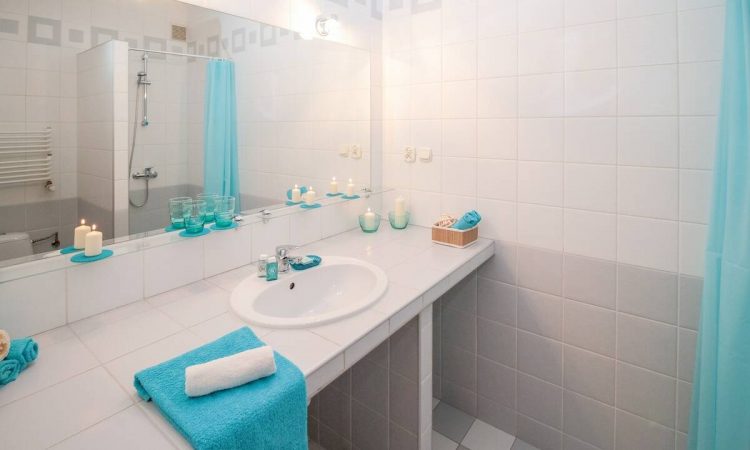 Το απόλυτο κόλπο για να μην θολώνει ποτέ ο καθρέπτης του μπάνιου (vid)