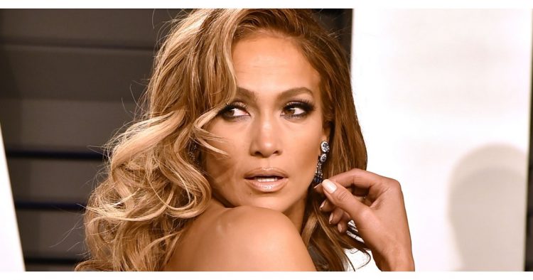 Jennifer Lopez | Οι 5 χρυσοί skincare κανόνες που την κάνουν να δείχνει 10 χρόνια νεότερη