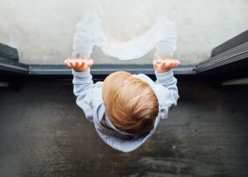 Γιατί τα παιδιά συμπεριφέρονται χειρότερα όταν οι μαμάδες τους είναι στο δωμάτιο;