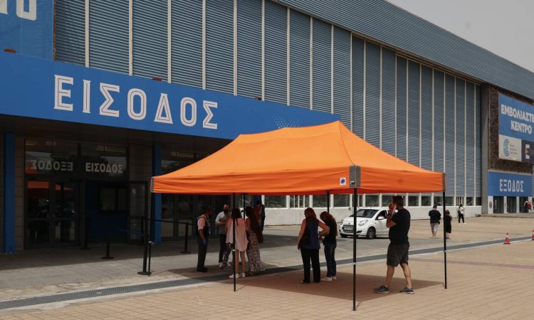 Τρίτη δόση εμβολίου: Ξεκινά με 285.000 ανοσοκατεσταλμένους – Με SMS η ενημέρωση – Ποιοι ακολουθούν