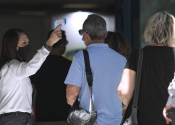 Εμβολιασμός: Ανοίγει η πλατφόρμα των ραντεβού για τρίτη δόση στους άνω των 60 και τους υγειονομικούς