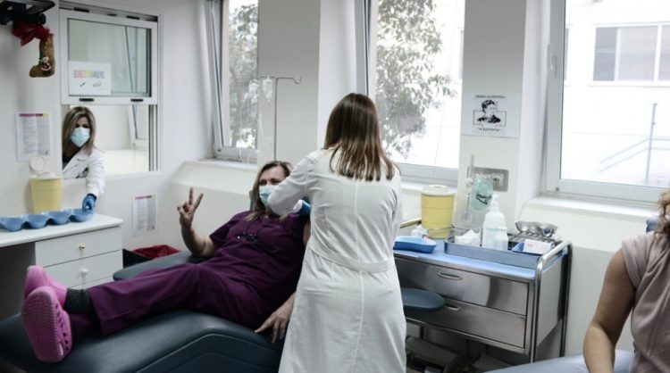 Tο Ευρωπαϊκό Δικαστήριο απέρριψε το αίτημα 30 Ελλήνων υγειονομικών κατά του υποχρεωτικού εμβολιασμού