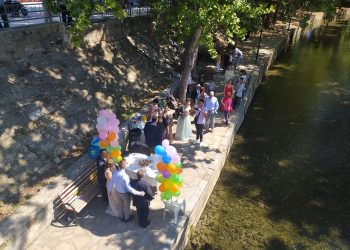 Ένας γάμος στον Ληθαίο που τράβηξε τα βλέμματα των περαστικών