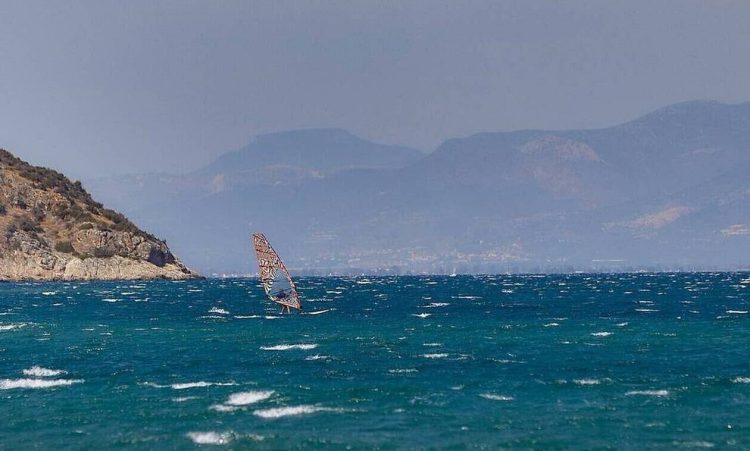 Καιρός: Παραμένουν και σήμερα οι υψηλές θερμοκρασίες – Πού θα βρέξει