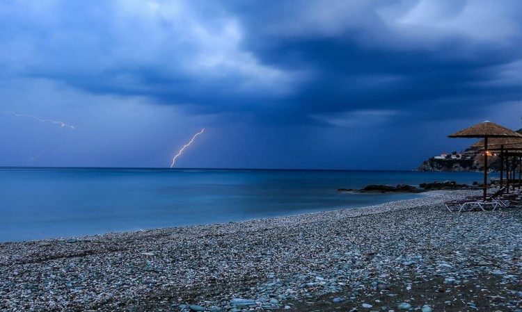 Καιρός – Έκτακτο δελτίο ΕΜΥ: Με καταιγίδες η Πέμπτη – Από Παρασκευή… καλοκαίρι και 30αρια