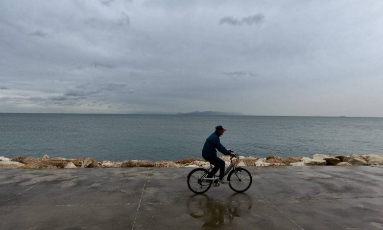 Καιρός: Πέμπτη με βροχές, θυελλώδεις ανέμους και νέα πτώση της θερμοκρασίας