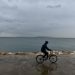 Καιρός: Πέμπτη με βροχές, θυελλώδεις ανέμους και νέα πτώση της θερμοκρασίας