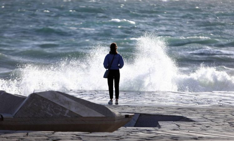 Καιρός τώρα: Tο καλοκαίρι επέστρεψε – Πού θα επιμείνουν οι βροχές
