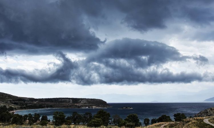 Αλλάζει ο καιρός: Τετάρτη με βροχές και πτώση της θερμοκρασίας – Πού θα σημειωθούν καταιγίδες
